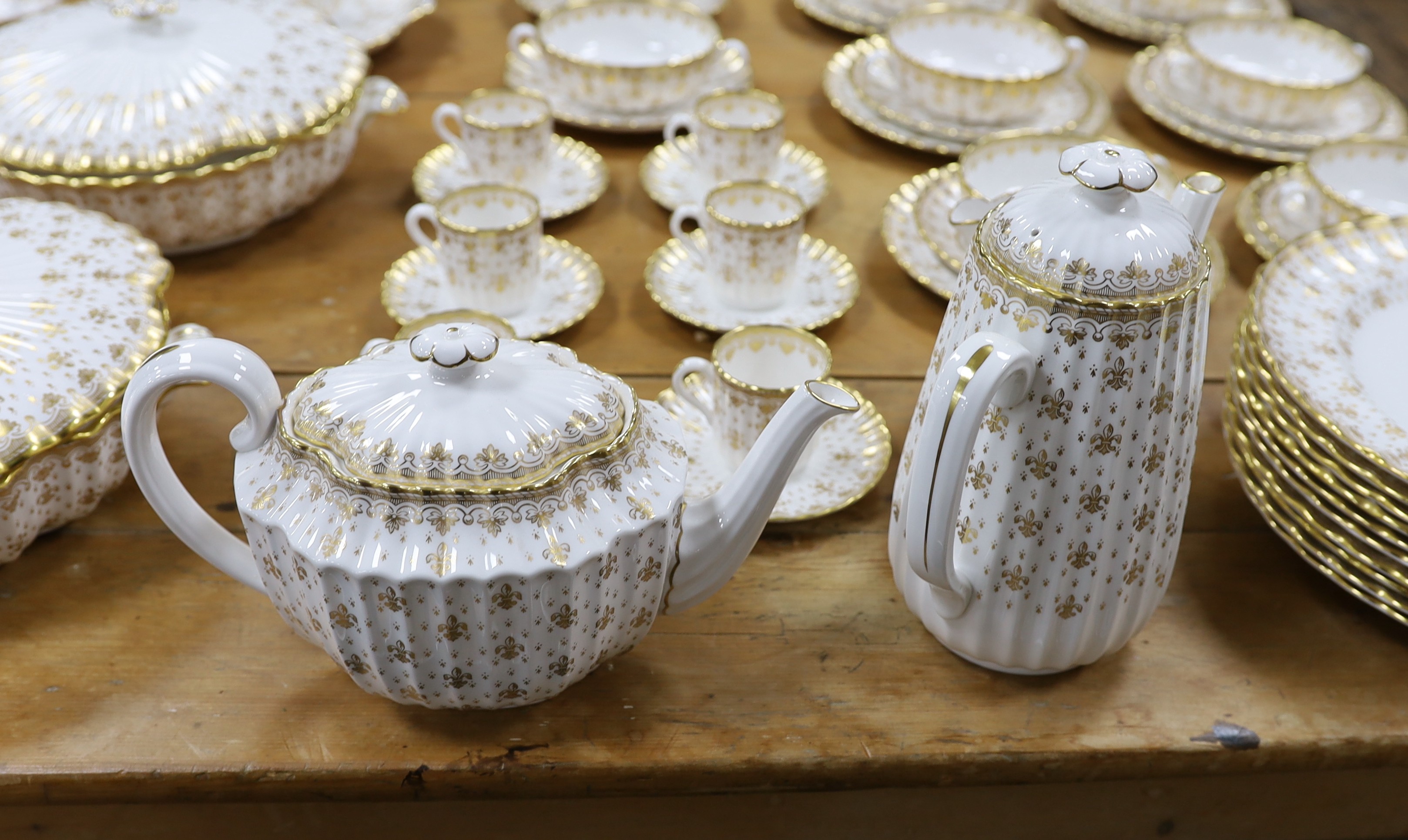 A Spode fleur de lys pattern dinner and tea service